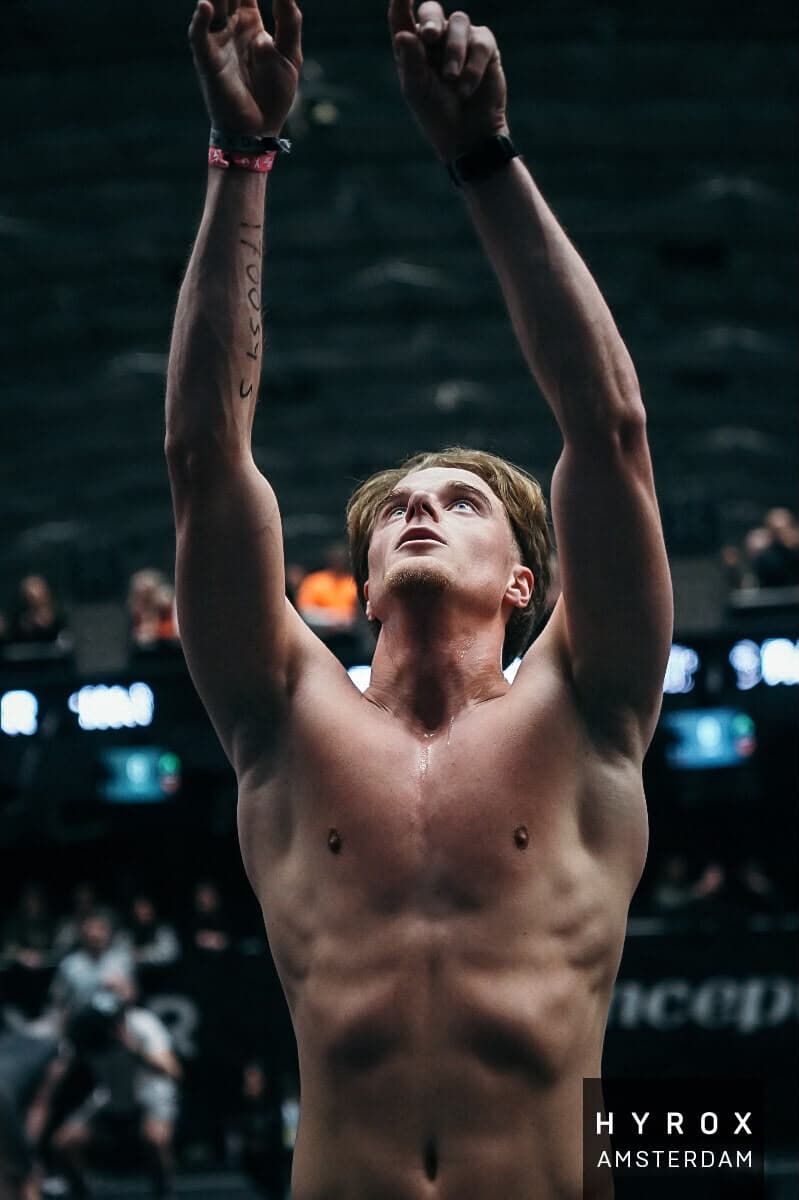 Teun Beers strekt zijn armen omhoog om een wall ball te vangen tijdens HYROX Amsterdam.